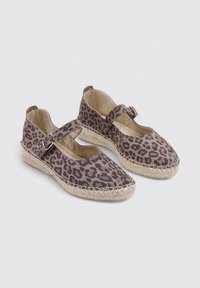 Espadrilles de lona con estampado de leopardo, puntera redondeada, correa y suela de cuerda de yute. Textura suave, esquema de colores en marrón claro y marrón oscuro.
