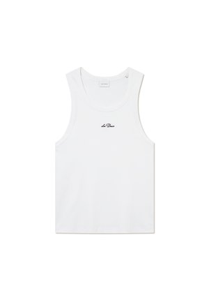 Biały top na ramiączkach wykonany z gładkiej bawełny, z okrągłym dekoltem i małym czarnym logo napisanym kursywą na środku. Prosty, minimalistyczny design.
