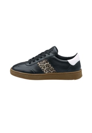 Zwarte leren sneakers met een panterprint streep, witte hielaccent en een gestructureerde bruine rubberen zool. Vetersluitingen met een ronde neus.
