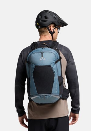 Uno zaino blu e nero con spallacci regolabili e un pannello posteriore texturizzato, dotato di una tasca frontale e chiusura con zip.
