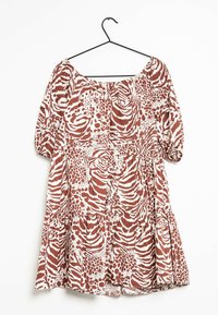 Braun-weißer gemusterter Kleid mit Puffärmeln, quadratischem Ausschnitt und gerafftem Rock. Aus leichtem Stoff gefertigt, hängt es an einem schwarzen Haken.