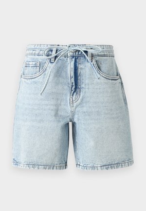 Pantalones cortos vaqueros azul claro con cinturón anudado delante, bolsillos laterales y para monedas, y un diseño de cintura alta sobre un fondo liso.