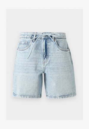 Pantaloni scurți din denim albastru deschis cu centură în față, buzunare laterale și pentru monede și design cu talie înaltă pe un fundal simplu.