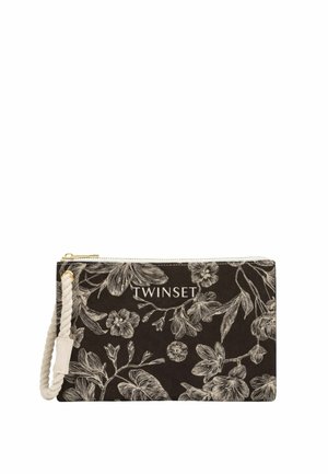Clutch rettangolare nero con stampa floreale bianca, testo "TWINSET", cerniera dorata e spessa cinghia da polso bianca attorcigliata sul lato sinistro.