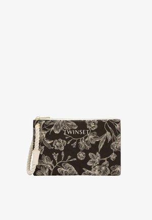 Clutch rettangolare nero con stampa floreale bianca, testo "TWINSET", cerniera dorata e spessa cinghia da polso bianca attorcigliata sul lato sinistro.