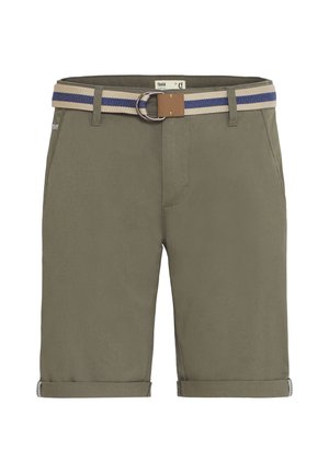 Pantaloni corti verde oliva con risvolto, dotati di vita piatta, tasche laterali e una cintura marrone con strisce blu e crema.