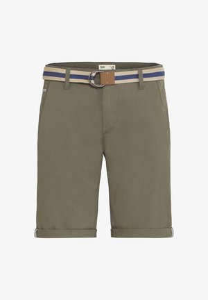 Olivenfargede shorts med rullet oppkant, med flat front, sidelommer og et brunt belte med blå og kremstriper.