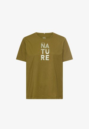 Oliven grøn kortærmet T-shirt med lodret hvid tekst "NATURE" centreret på fronten og et lille mærke ved bunden.