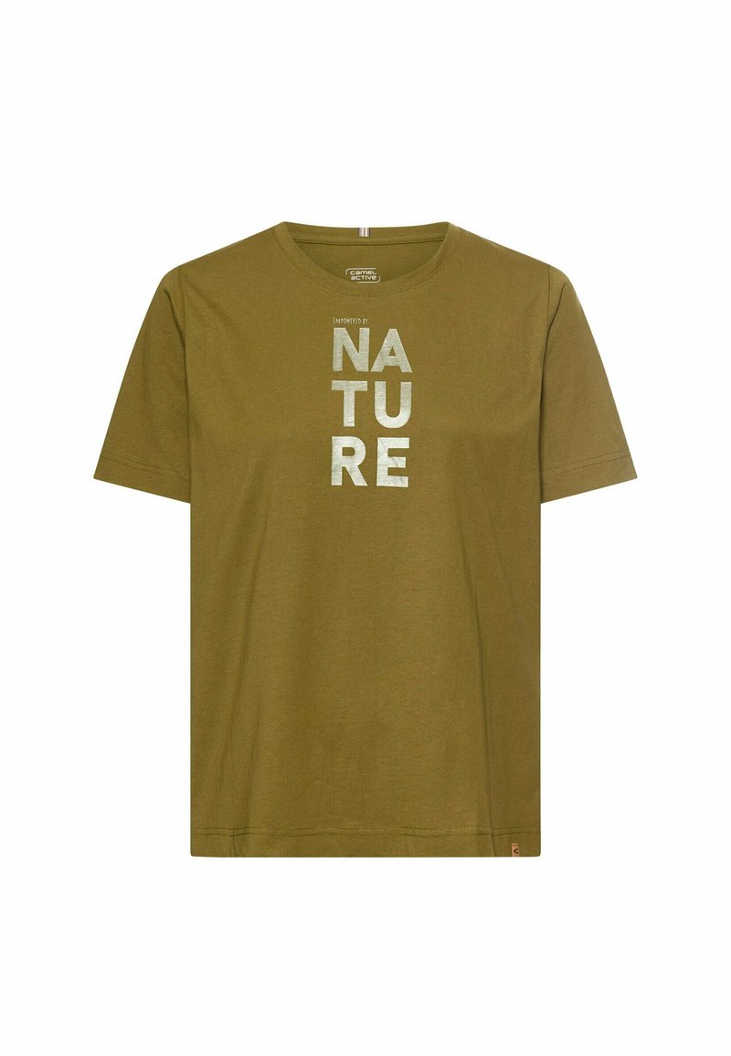 Olivezielen T-shirt z krótkim rękawem z pionowym białym napisem "NATURE" wyśrodkowanym z przodu oraz małą metką na dolnym brzegu.