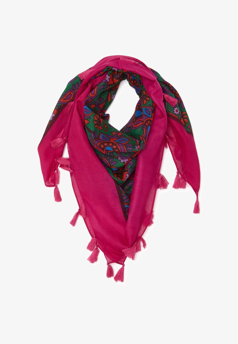 Roze sjaal met groen bloempatroon, lichte stof, driehoekige vorm en franjes op de hoeken voor extra detail.