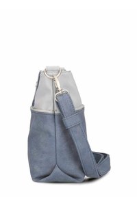 Pequeño bolso de cuero cruzado en azul y gris con correa ajustable y herrajes de metal plateado, mostrado de lado sobre un fondo blanco.