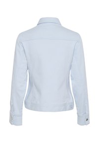 Gaiši zils denima jaka, pieguļošs dizains, garas piedurknes, apkakle, pogājami aproces, ar izšūtu rakstu un logo detaļu apakšējā aizmugurē.