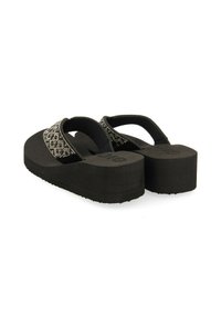Sandales noires à plateforme avec une sangle texturée arborant un motif décoratif et une semelle en caoutchouc épaisse. Doublure intérieure douce pour plus de confort.