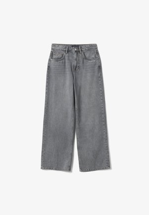 Jeans grigi a gamba larga in denim con chiusura frontale a bottoni, passanti per cintura e cinque tasche, distesi su uno sfondo bianco.