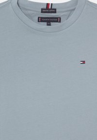 Tommy Hilfiger ESSENTIAL TEE - T-shirt básica - cloudy