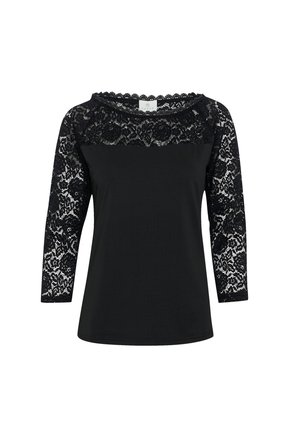 Top nero con maniche in pizzo a tre quarti e corpo solido. Il pizzo presenta motivi floreali. Il collo ondulato aggiunge dettagli.