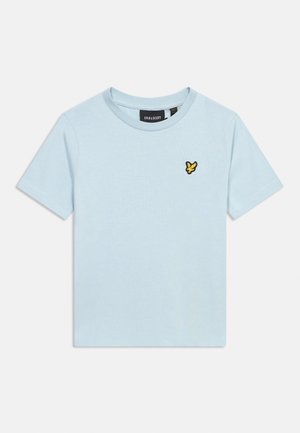 Ανοιχτό μπλε βαμβακερό κοντομάνικο μπλουζάκι με στρογγυλή λαιμόκοψη και μικρό κίτρινο-μαύρο λογότυπο πουλιού στο αριστερό στήθος.