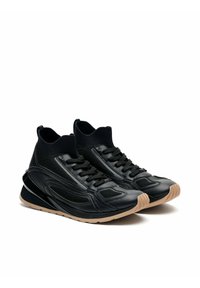 Zapatillas deportivas negras con parte superior de cuero texturizado y malla, cuello acolchado y suela de goma con un patrón de agarre prominente.