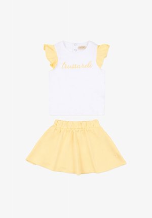 Wit mouwloos topje met gele geplooide mouwen en de tekst "trussardi", gecombineerd met een gele rok met elastische taille voor meisjes.