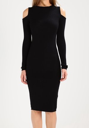Robe noire à manches longues côtelée avec découpes sur les épaules, silhouette ajustée et ourlet au niveau du genou. Fabrication en tissu extensible pour plus de confort.