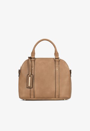 Sac à main en cuir fauve avec deux poignées, détails de lanières verticales, fermeture éclair et étiquette rectangulaire suspendue sur fond blanc.