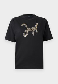 Camiseta negra de algodón con un gran logo de lentejuelas metálicas doradas. Mangas cortas y cuello redondo clásico. Diseño simple y limpio.