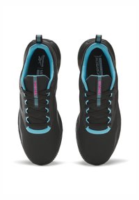 Un par de zapatillas deportivas Reebok negras con forro interior azul y cordones negros, vistas desde arriba sobre un fondo blanco.