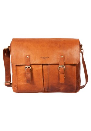 Hellbraune Messenger-Tasche aus Leder mit Klappe, zwei vorderen Taschen mit Schnallen, verstellbarem Tragegurt und geprägt eingestanztem Markennamen "HOLZRICHTER BERLIN."