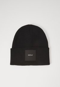 Gorro de punto negro con un dobladillo y una etiqueta rectangular de la marca en el centro que dice "REPLAY" en texto blanco.