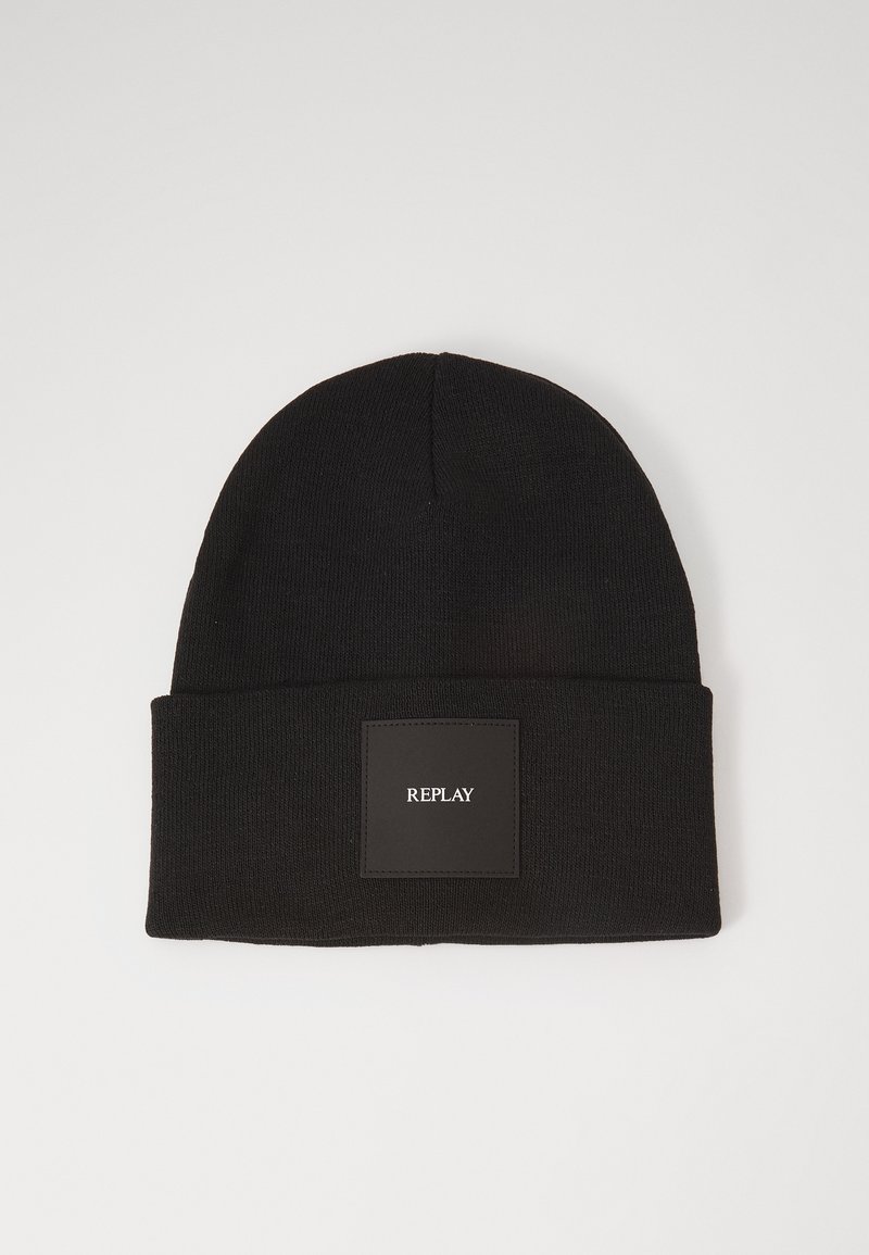 Bonnet en tricot noir avec un revers replié et une étiquette de marque rectangulaire au centre sur laquelle est inscrit "REPLAY" en lettres blanches.