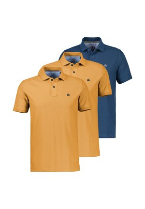 Drei Herren-Polohemden mit kurzen Ärmeln, zwei in Senfgelb vorne und eines in Marineblau hinten, jeweils mit einem kleinen bestickten Logo.