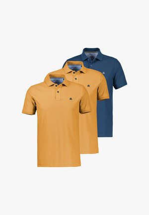 Trzy męskie koszulki polo z krótkim rękawem, dwie w kolorze musztardowożółtym z przodu i jedna granatowa z tyłu, każda z małym haftowanym logo.