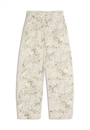 Vysoký pás rovné nohavice s béžovo-hnedým škvrnitým vzorom, predné gombíky, pútka na opasok a bočné vrecká.