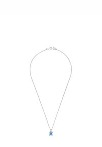 Srebrny łańcuszek z jasnoniebieskim wisiorkiem w kształcie misia. Wisiorek ma gładką fakturę i subtelne detale.