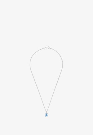 Collar de cadena de plata con un colgante en forma de oso de color azul claro. El colgante tiene una textura suave y detalles sutiles.