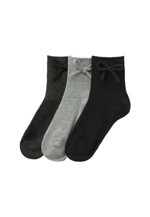 Drei Paar Knöchelsocken in Schwarz, Dunkelgrau und Hellgrau. Mit einem gerippten Muster und Schleifen an den Bündchen. Aus einem Baumwoll-Mischgewebe.