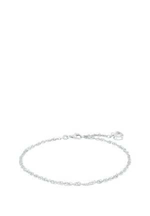 Zarte Silberkette mit einem Karabinerverschluss und einem kleinen herzförmigen Anhänger, der einen klaren Edelstein zeigt, auf einem weißen Hintergrund präsentiert.