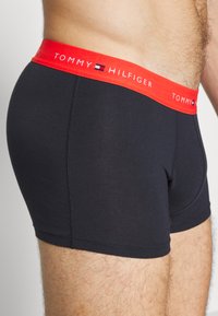 Tommy Hilfiger SIGNATURE TRUNK 3 PACK - Úzke boxerky - daring scarlet/iron blue/blue