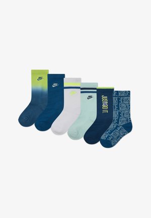Sada šesti ponožek Nike v různých odstínech modré, zelené a bílé. Obsahuje jednobarevné a vzorované designy s akcenty loga.