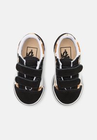 Czarne i wzorzyste buciki dla malucha mają zamszowy i tekstylny design, z trzema paskami na rzepy i białą gumową podeszwą.