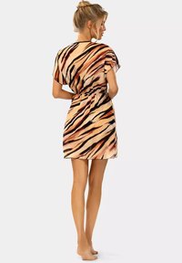 Sukienka z krótkim rękawem w pomarańczowo-czarny paski. Lekki materiał, marszczony pas, długość powyżej kolan. Gładka faktura.