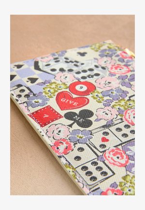 Notatbog med et struktureret stofomslag prydet med et blomstermotiv og gaming-tema i pastelfarver, herunder hjerter, terninger og geometriske mønstre.