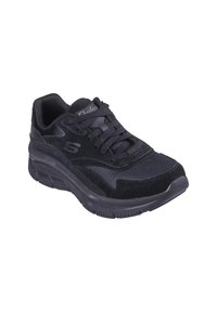 Sneaker atletico nero in mescola di materiali scamosciati e in rete, con colletto imbottito, punta tonda e suola in gomma testurizzata.