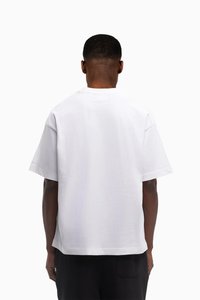 Hvid kortærmet T-shirt med en afslappet pasform, lavet af letvægtsbomuld. Har en rund halsudskæring og en lige søm.