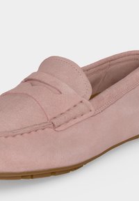 Φυστικί μοκασίνι σουέντ με λουράκι penny, λεπτομερές ράψιμο και ανοιχτό καφέ λαστιχένια σόλα, εμφανίζεται από γωνία δεξιάς πλευράς.