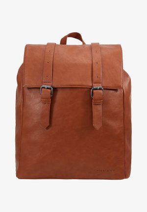 Sac à dos en cuir marron de forme rectangulaire, avec deux bretelles réglables, une fermeture à rabat et des ferrures argentées. Finition texturée et logo embossé.