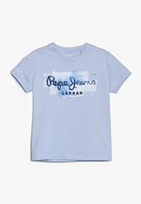 Světle modré bavlněné tričko s kulatým výstřihem, které má logo ve stylu akvarelu v tmavě modré barvě s nápisem "Pepe Jeans London."
