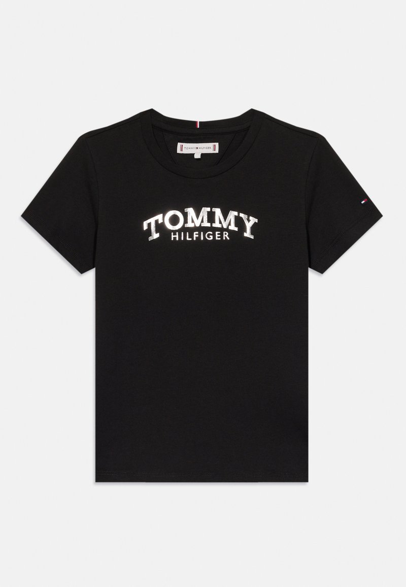 Fekete pamut póló, amelynek jelentős, ívelt kialakítású fehér "TOMMY HILFIGER" logója van. Rövid ujjú, a hajtónél kis háromszínű akcentussal.