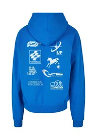 Sweat à capuche bleu avec logos graphiques blancs incluant un cheval, texte "Catching Flies With Chopsticks," et noms de marques "UP SCALE" et "NOODLES" dans le dos.