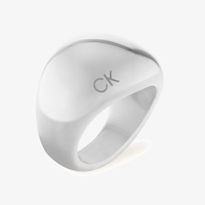 Anello in metallo argento con una superficie liscia e arrotondata; presenta un discreto "CK" inciso sul lato. Finitura lucida, design moderno.